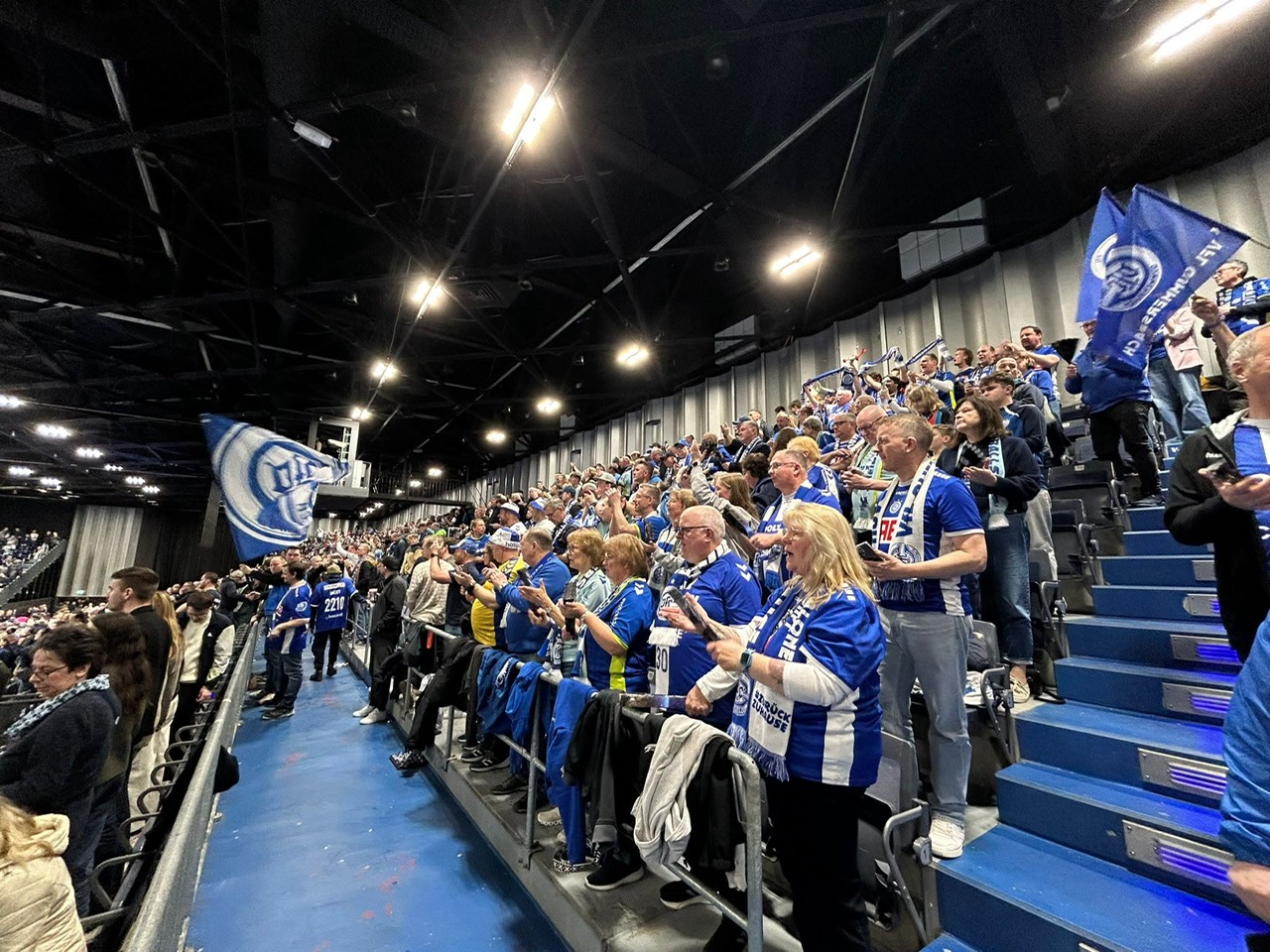Fans in der Schwalbe Arena in Gummersbach