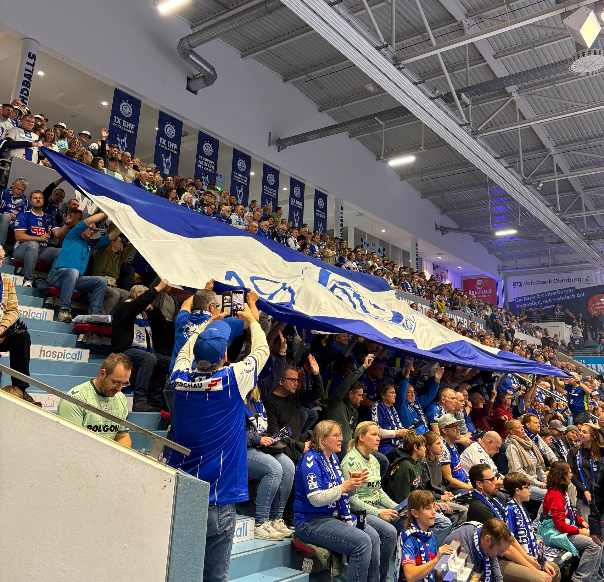 VFL-Gummersbach - Fanclub breitet riesige Fahne aus
