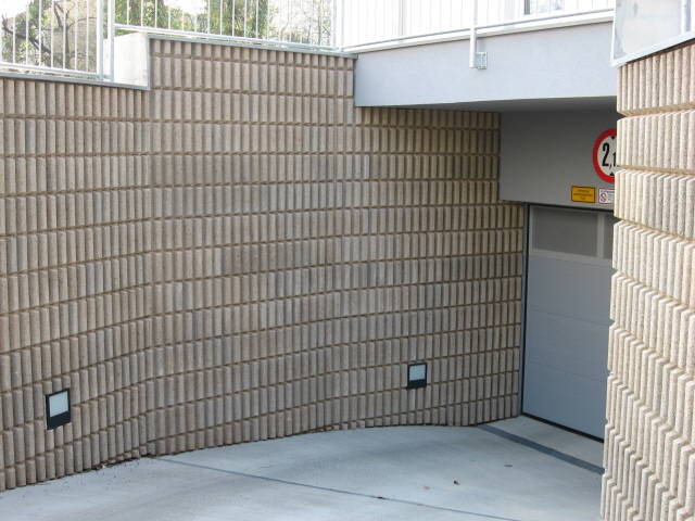Schallabsorbierende Wand in einer Tiefgarage