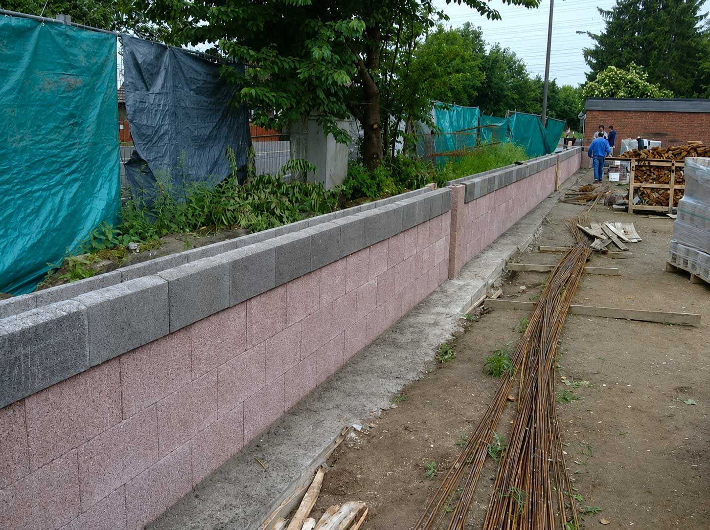 Fortschreitender Aufbau einer Lärmschutzwand