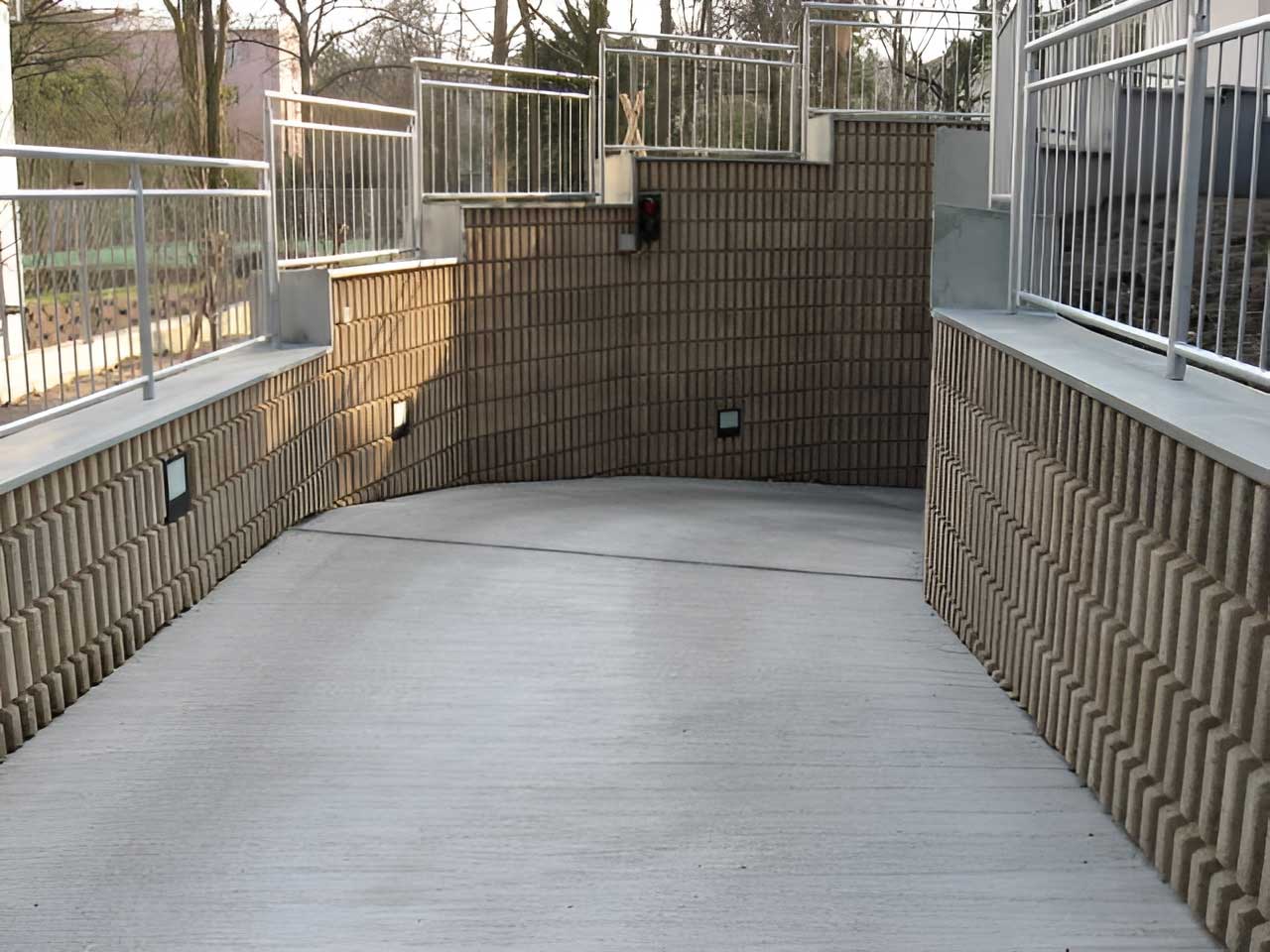 Garageneinfahrt mit Schallabsorbern
