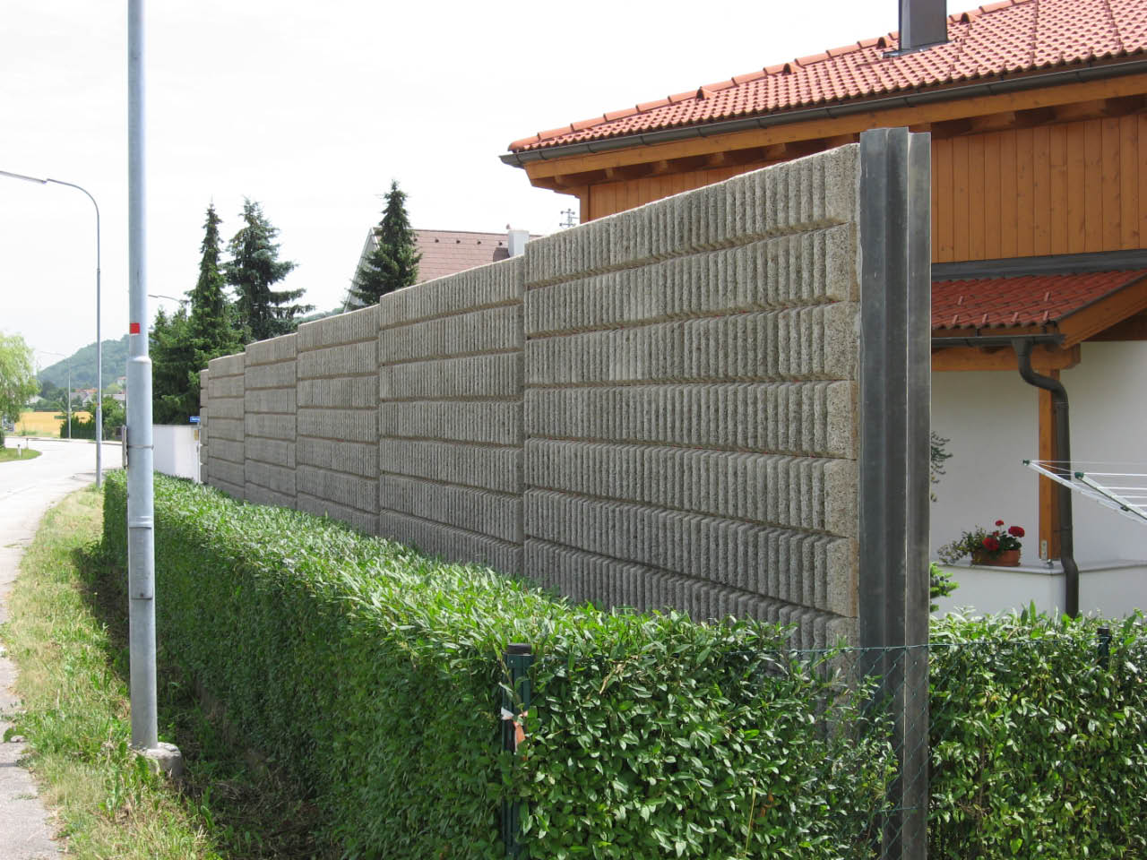 Schallabsorbierende Lärmschutzelemente aus Holzbeton